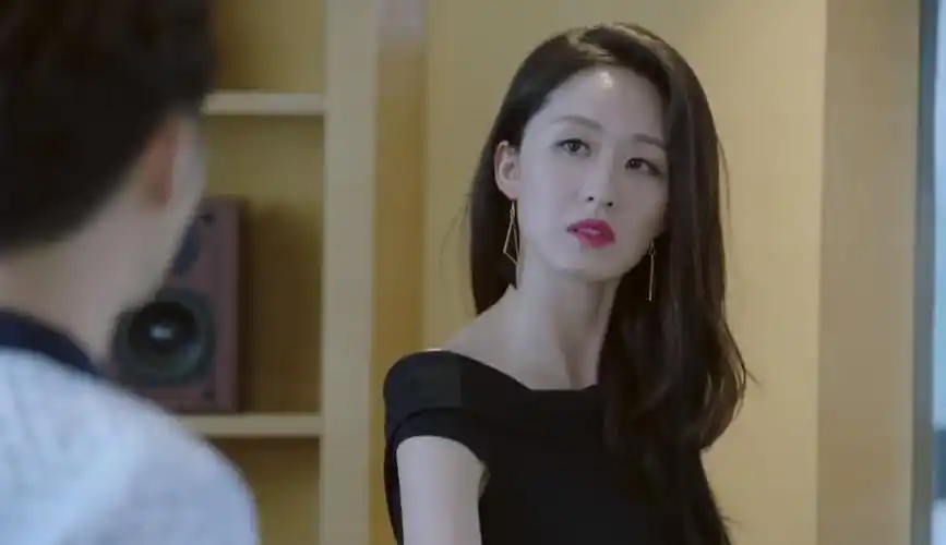 【】谍海追踪:陆欣换上淑女装惊艳亮相,孙阳都看呆了!