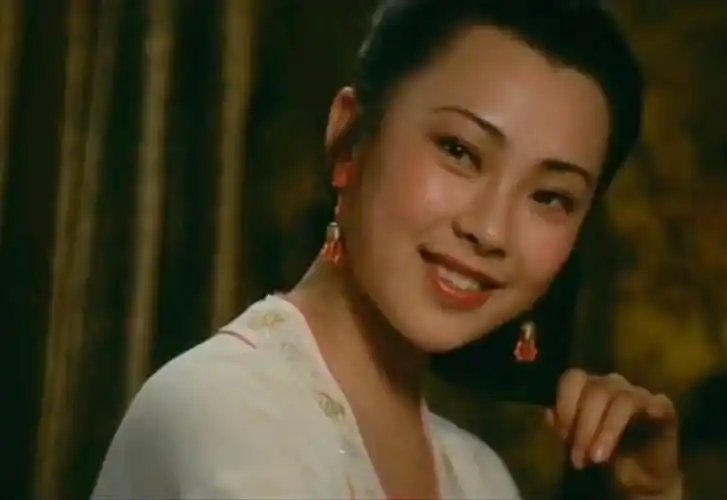 当年23岁的黄秋燕有多美?一首电影主题曲《龙凤歌》重温经典影视!