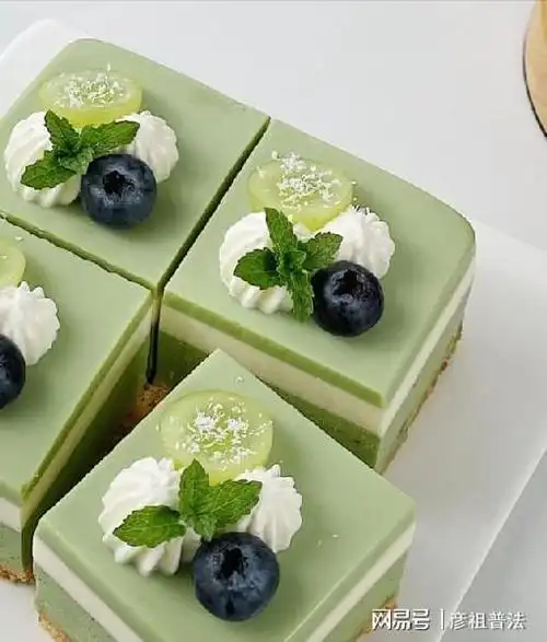 抹茶乳酪慕斯蛋糕,奶香浓郁,入口即化,怎么吃都不会腻