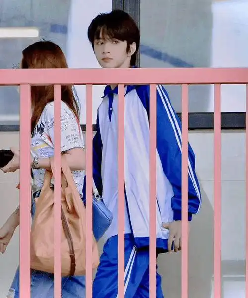 刘耀文巴蜀中学穿校服一日游被扒出根本没考上官方回应来了