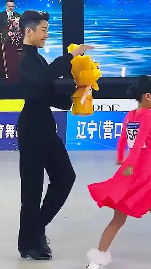 王崇墨&李茉晗#收到鲜花的墨墨开心的像个小可爱