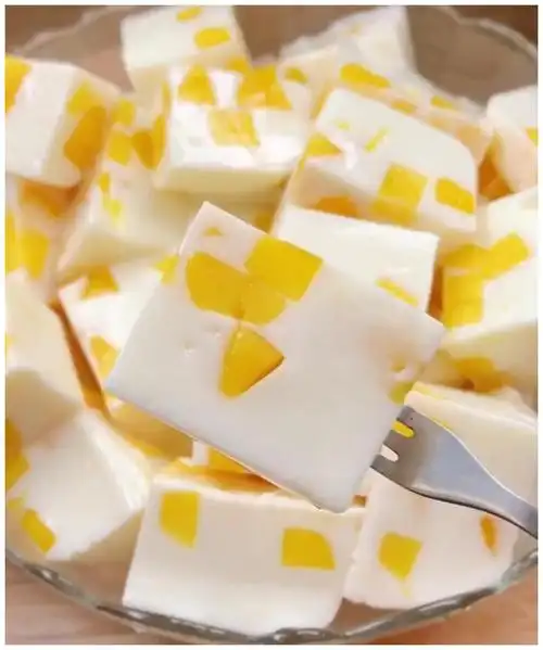 高颜值无色素又好吃的奶香芒果冻,q弹爽口奶香浓郁,做法超简单