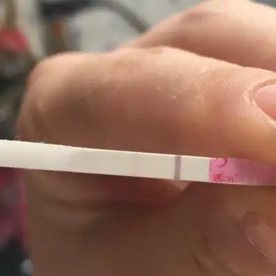 孕妈们,你们好,我今天早上用早早孕测试,结果是一深一浅,是怀孕了吗?