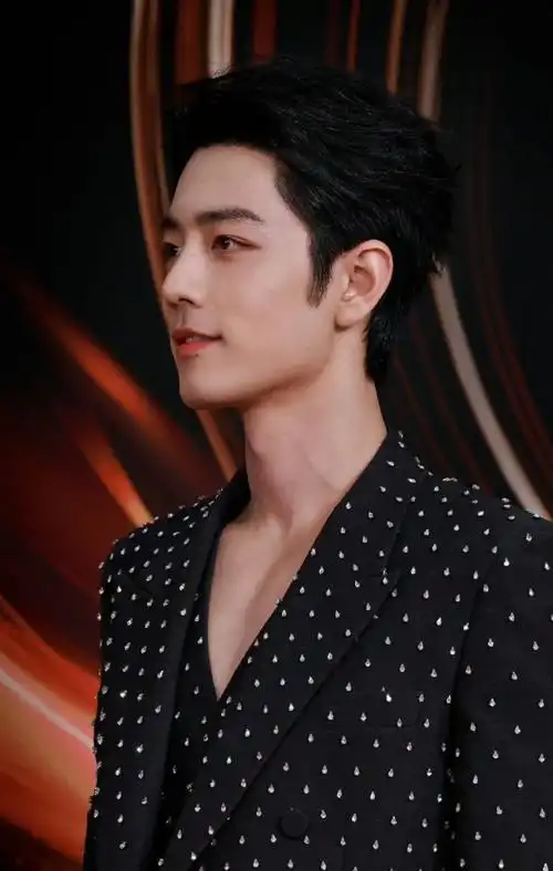 9799肖战超话9699俊美突出的五官,极致完美的脸型!