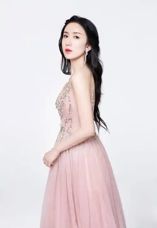 娄艺潇打扮得真招摇,穿墨绿色抹身材礼服出镜,秀"牛奶肌"好迷人_造型