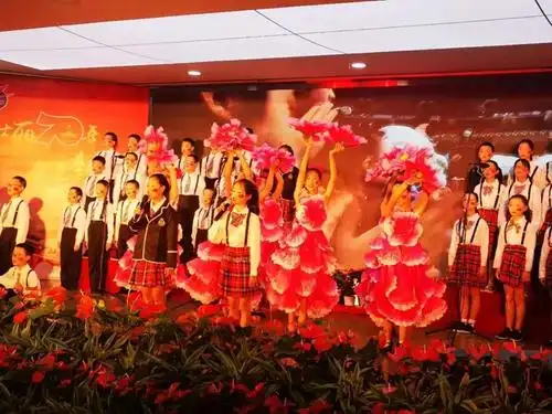 不仅用心选取朗诵材料及配乐,还联合家长们精心挑选服装,编排变换队形