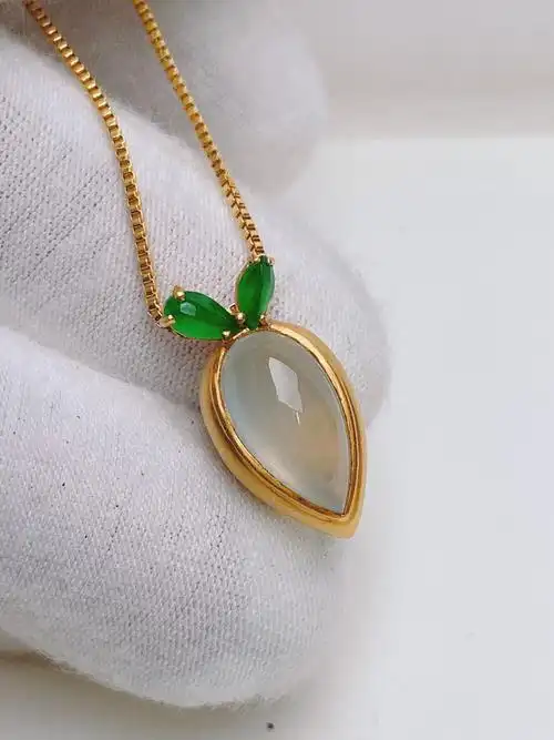 18k金镶嵌 冰润起光水滴翡翠吊坠