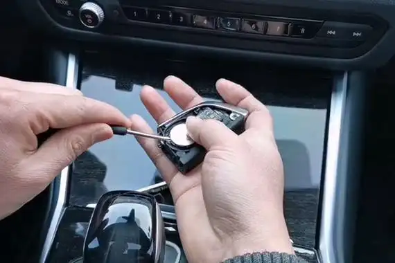 2021-2018新款宝马530遥控器钥匙更换电池方法,附电池型号 图文拆解