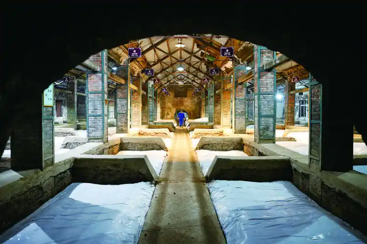 12月13日,在泗洪县双沟镇一家酒企,工人在老窖池忙碌.