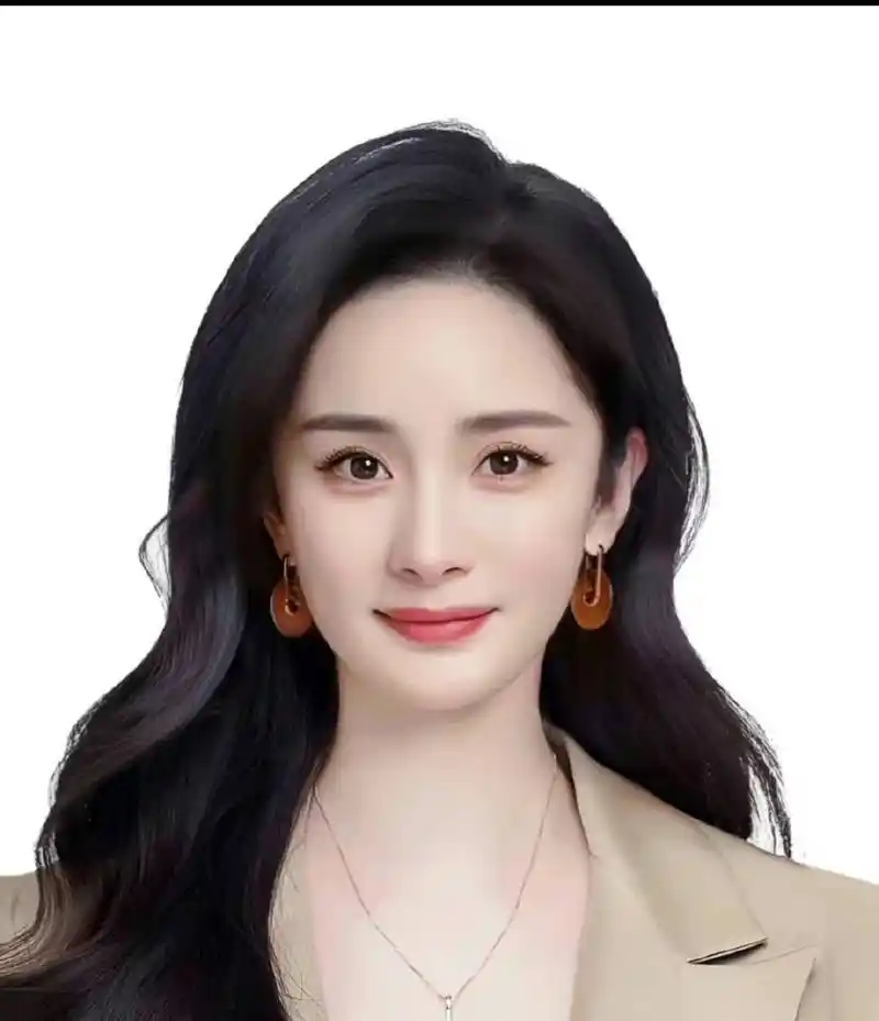 有网友晒出了杨幂的证件照,真的很漂亮!  [花朵][坏笑]