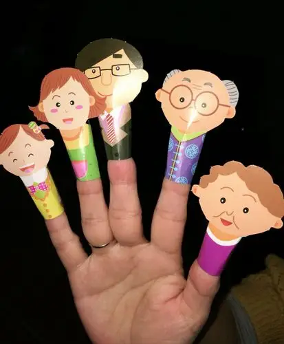 看这是我用卖的小手工给本和奶奶一起做的手指玩偶,有爷爷,奶奶,爸爸