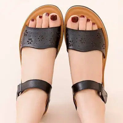 妈妈凉鞋女夏季舒适真皮妇女士平底鞋中老年老人大码软底奶奶皮鞋黑色