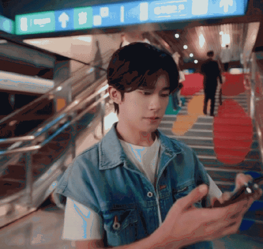 易烊千玺白t牛仔马甲