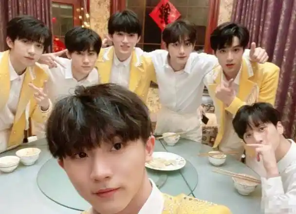 马嘉祺素颜照被疯传,卸掉浓妆失去滤镜,这才是18岁应该有的样子_时候