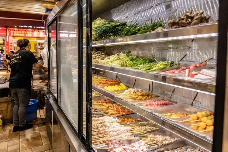 东北大哥开的硬核炸串店藏在市场里一到晚上超多人找