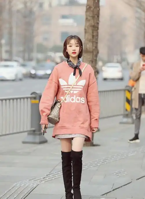 短裙搭配过膝长靴小姐姐长发飘飘女人味十足