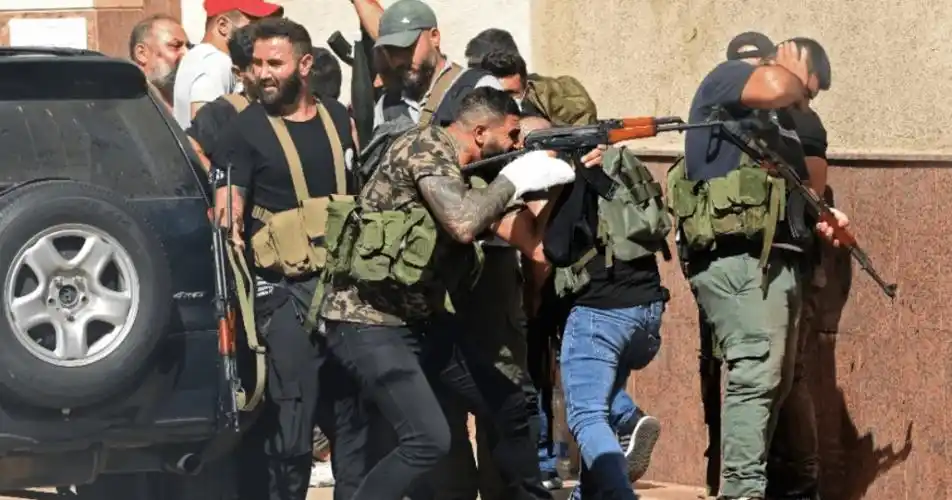 黎巴嫩大乱军警暴徒街头激战火箭筒对阵装甲车民众淡定围观