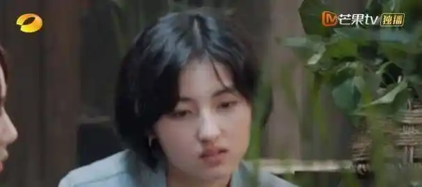 原创原创19岁张子枫素颜有夸张不惧镜头怼脸拍剪辑师担心杨紫被比下去