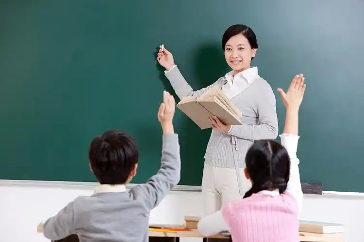 小学生举手回答老师问题图片下载