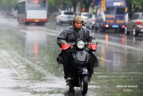 【实拍】五一劳动节:京城雨中奔波忙碌的人们 - 夏风秋云 - 夏风秋云