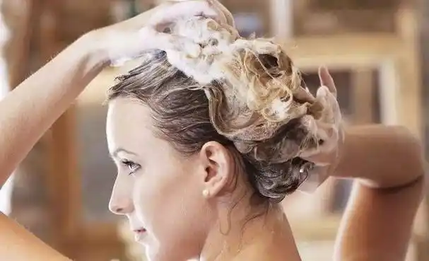 早上洗头和晚上洗头,哪个伤害更大?头发越洗越脱,早知道早受益