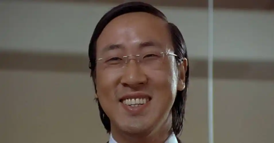 标志性的发型,依然是金丝眼镜,面对镜头笑的画面,反而让人有一种倒吸