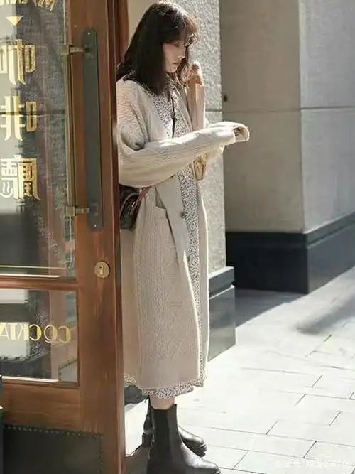 米白色开衫毛衣,搭配白色波点连衣裙,简直是"温柔"的代名词