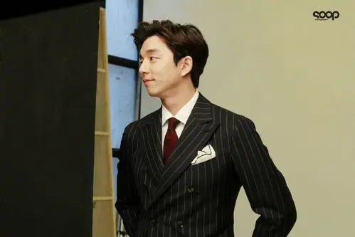 睡衣x西装双重诱惑 孔刘画报拍摄花絮公开