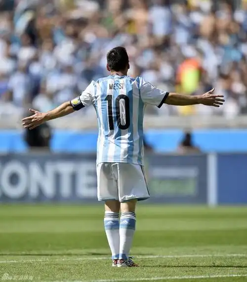 sina.com.cn 梅西背影 3 slide.2014.sina.com.cn