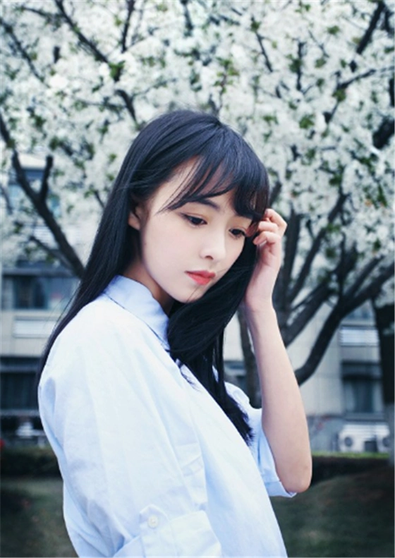 "鬼后"余心恬《笔仙惊魂3》中饰演高沫,清澈而又深邃的大眼睛