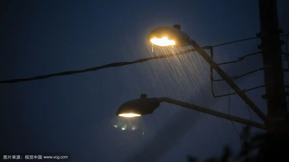 下雨的夜晚街灯