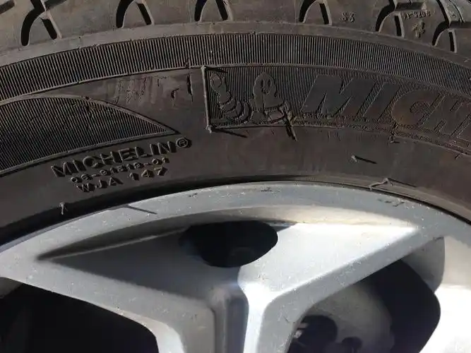 轮胎侧面裂缝 这像是人为的么?