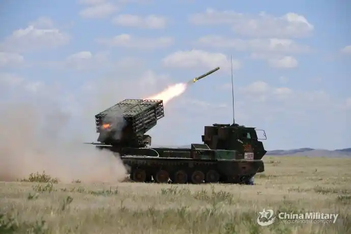 解放军某旅11式122毫米火箭炮首射火力全开