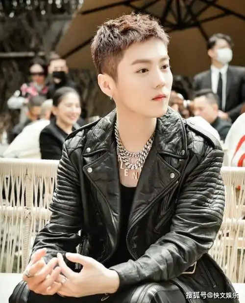 34岁鹿晗现身北京机场!