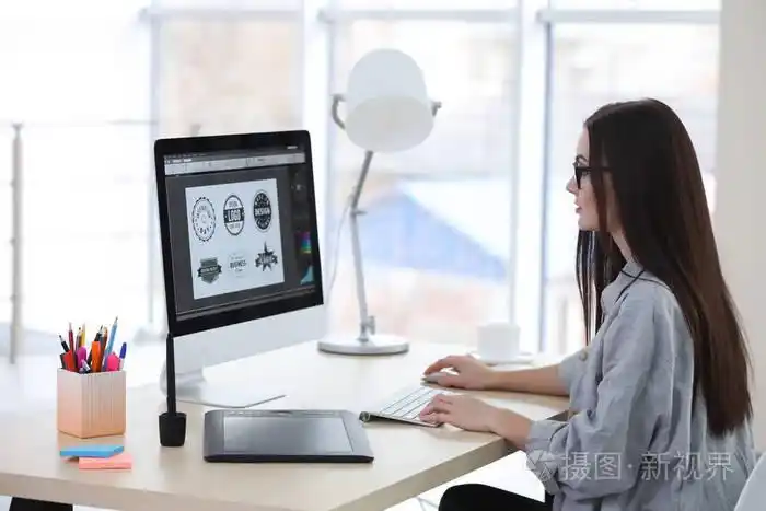 在办公室里工作的年轻女设计师照片-正版商用图片0x3463-摄图新视界