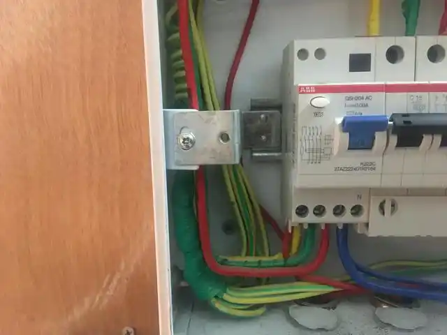 错误2.配电箱内保护接地(保护接零)线直接绞接,没有接在地线端子排上.