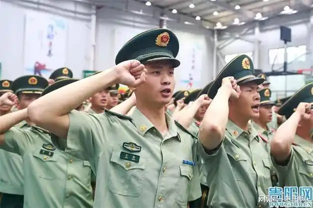 武警贵州总队千余名新兵授衔