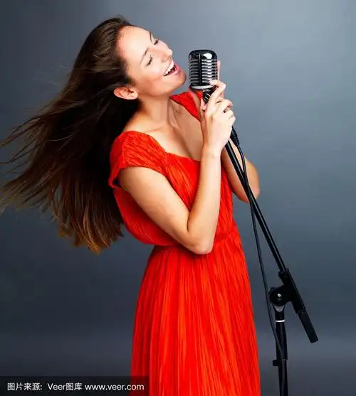 著名的爵士女歌手用复古麦克唱歌