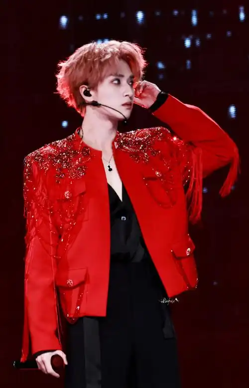 严浩翔粉发蓝瞳#  严浩翔今晚澳门演唱会饭拍  舞台上粉发蓝瞳的的红