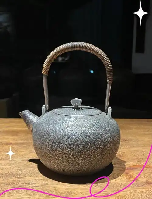 百年银壶:实用与美感的完美结合 🌸