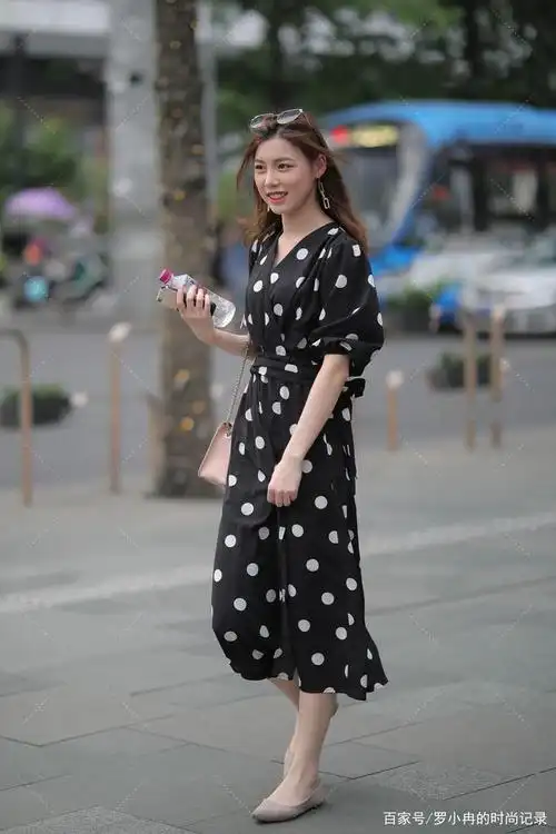 黑色波点连身裙搭配粉色小挎包,文静优雅,甜美可爱的少女风长裙