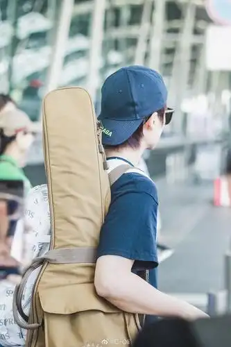 李宇春昨日抵达成都的机场街拍一组～身背吉他脚步稳健