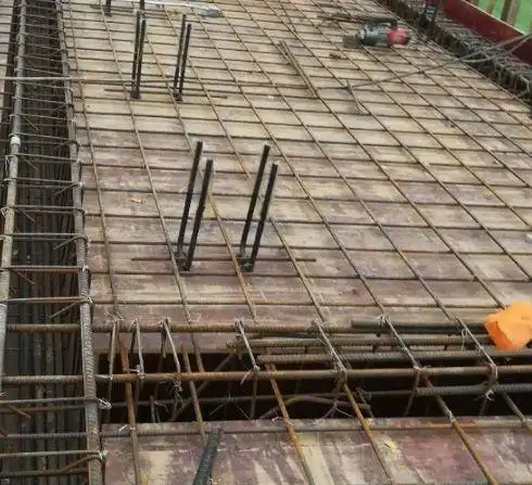 悬挑脚手架u型环这样预埋是否错误具体规范要求是什么