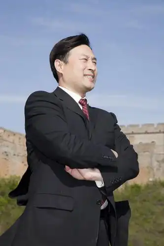 微笑,竖图,彩色,室外,白天,侧面,衬衫,西装,旅游,度假,商务,时尚,成功