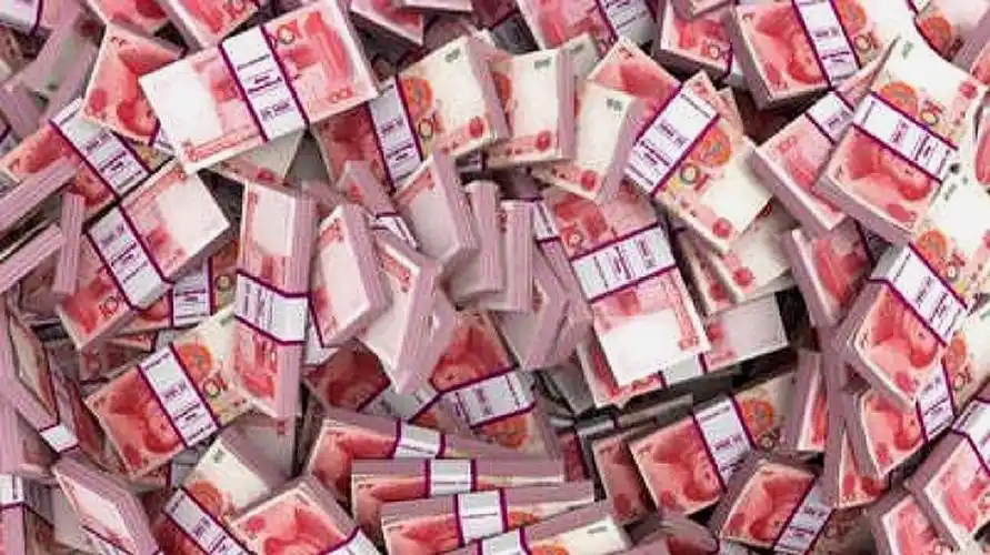 越南街头一大奇景,成捆人民币摆在路边,难道不怕被抢吗