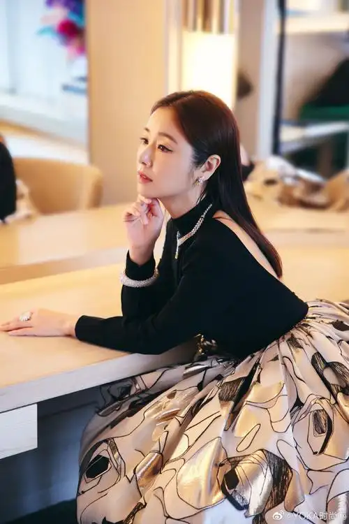 直发红唇拼接长尾,戳人～@林心如#y星闻