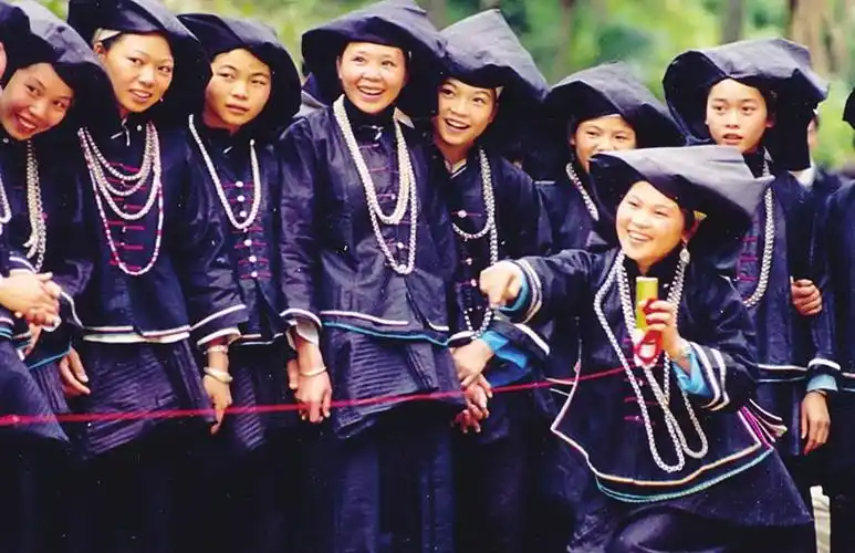 山歌简称为" 壮歌"(fwen raeuz),又称"壮族民歌",一般指壮族人民用 a