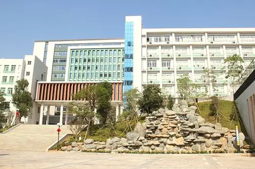 近年,随着狮山镇城市化的发展,政府将先后投入2.3亿扩建大圃中学.