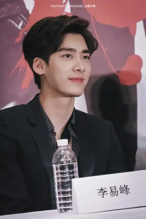 挑战每天按相册顺序发一张李易峰的照片##园园不断