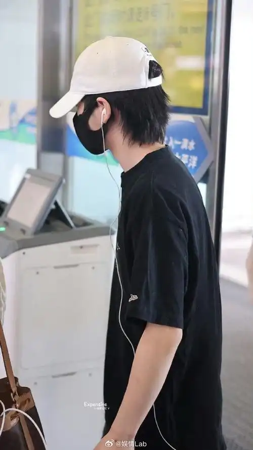 周震南机场出发路透##周震南闪光的夏天